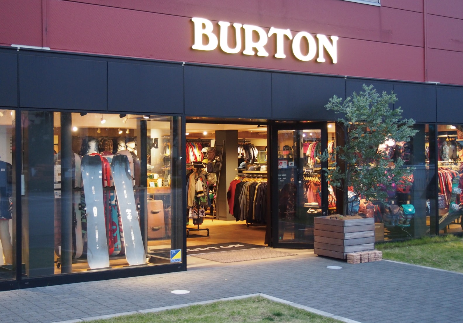 Burton横浜アウトレットストア | Burton Snowboards JP